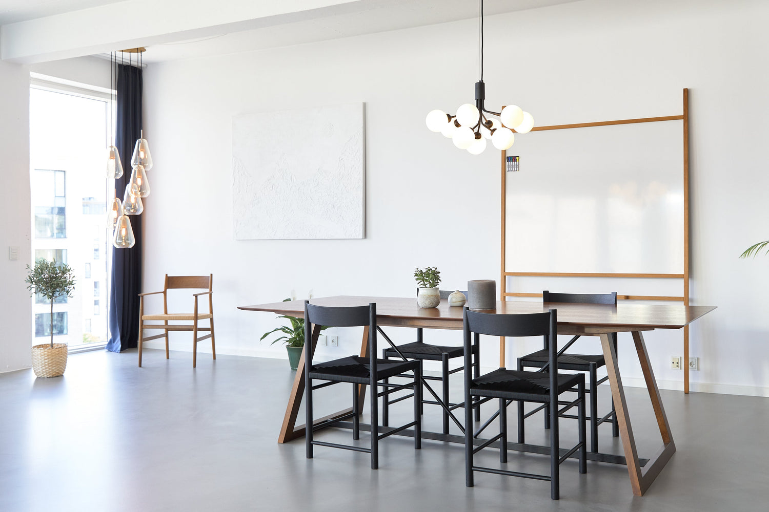 Whiteboard kombineret med egetræ, flot og funktionel løsning