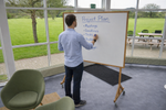 whiteboard på elegant egetræsstativ – funktionalitet møder design