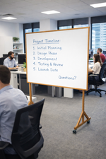 whiteboard på elegant egetræsstativ – funktionalitet møder design
