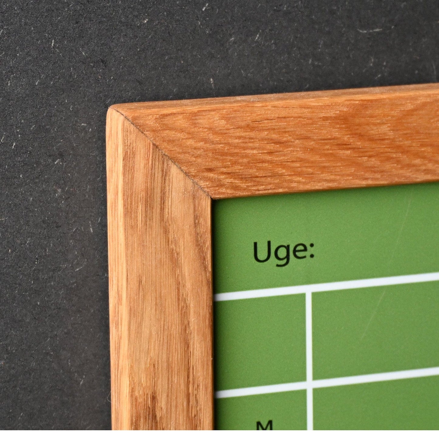 Hold styr på aftaler med denne ekslusive familieplan med Egetræs ramme