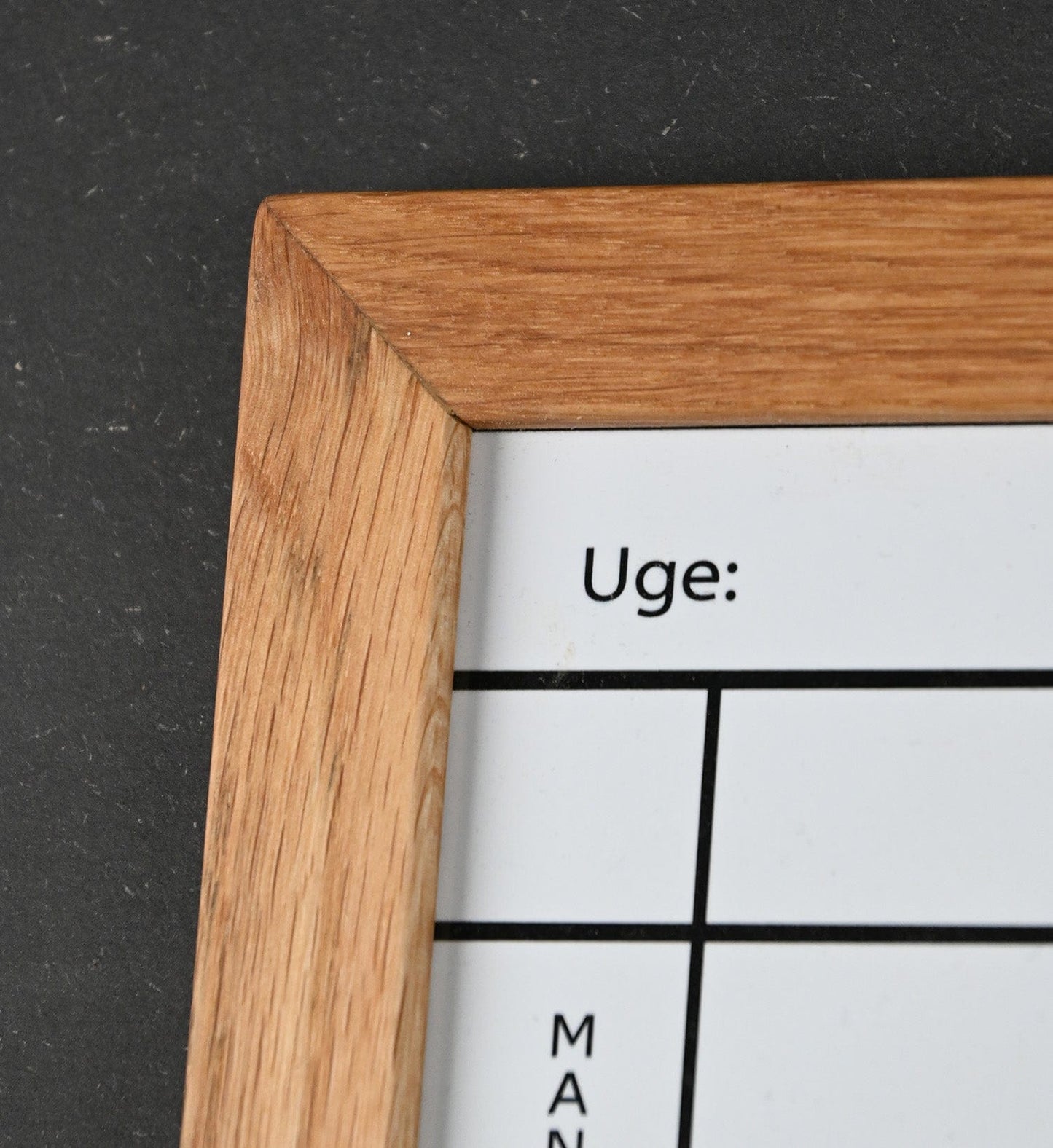 Hold styr på aftaler med denne ekslusive familieplan med Egetræs ramme